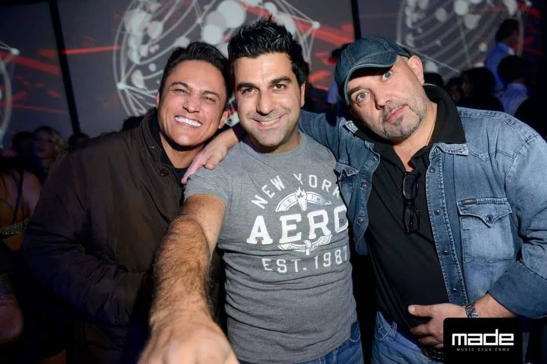 Tre amici durante una serata