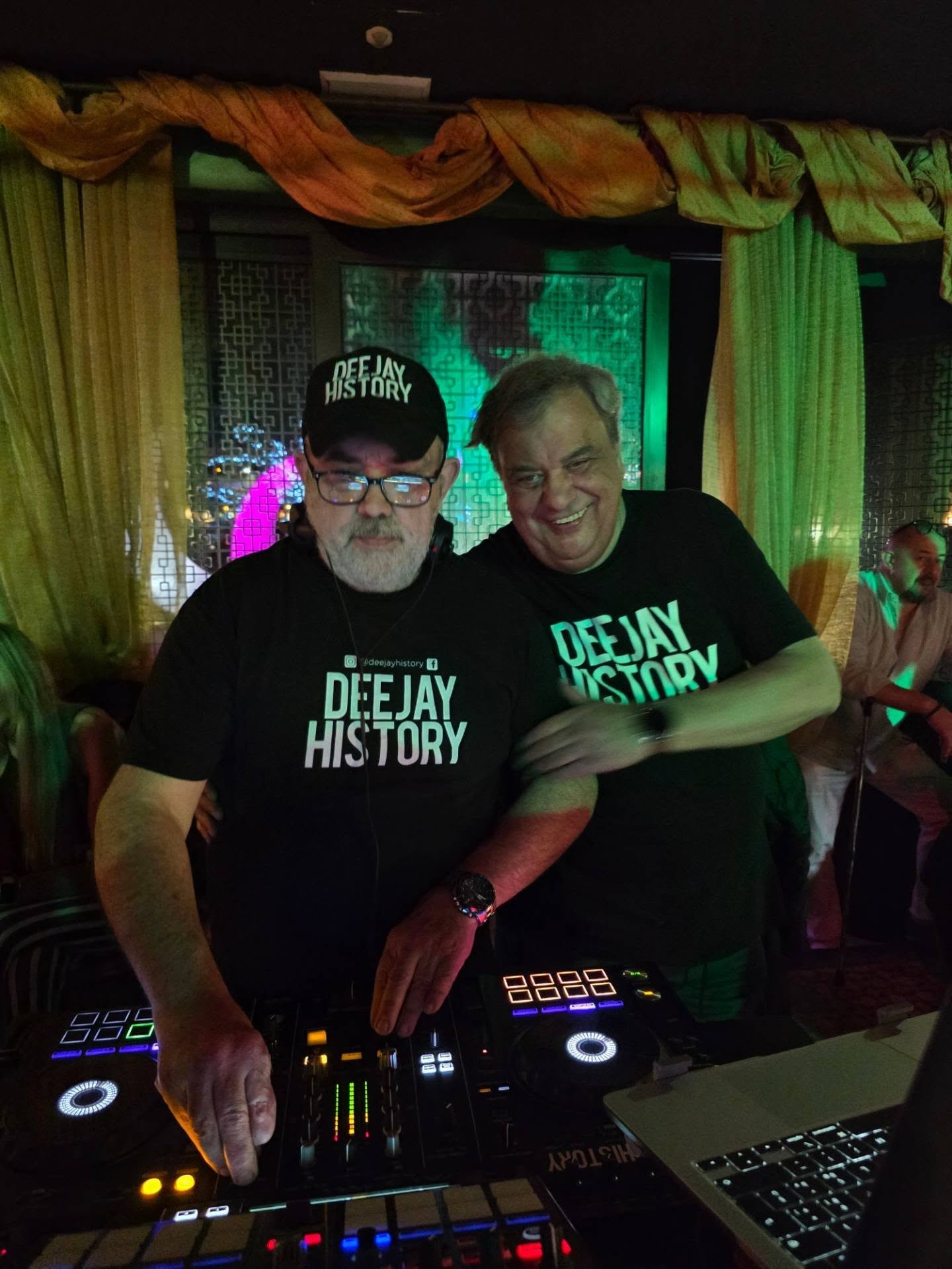 Due DJ alla consolle